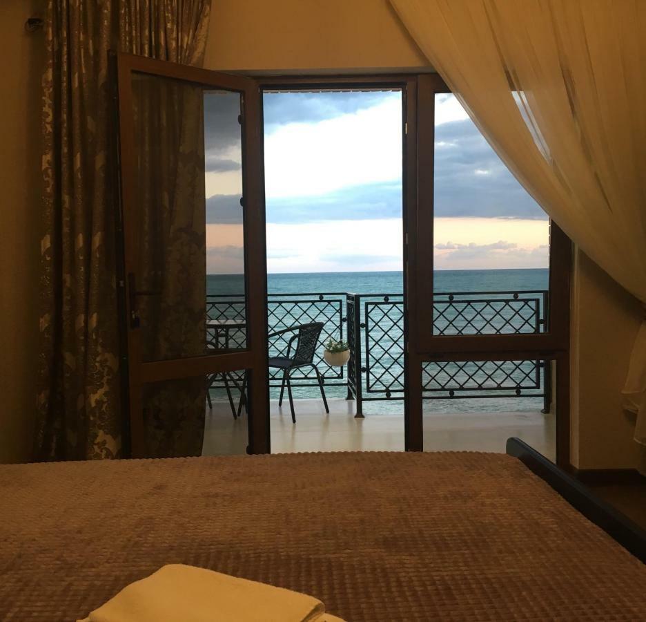 Leon Beach Hotel New Athos Экстерьер фото